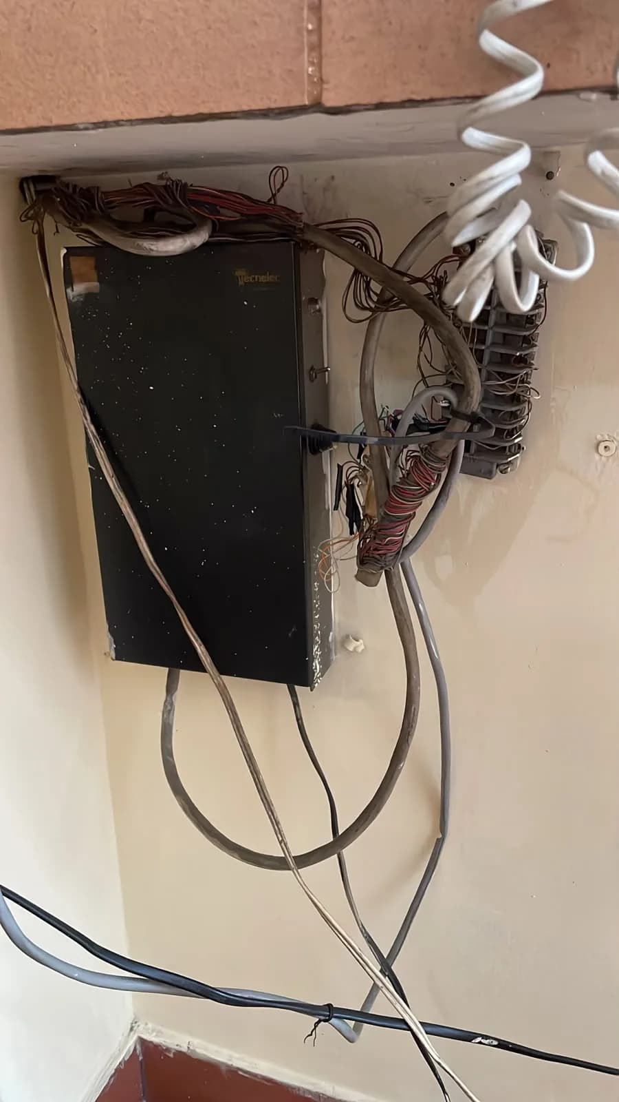 Central de citofonía nueva instalada en la planta de un edificio de 7 pisos en Cali